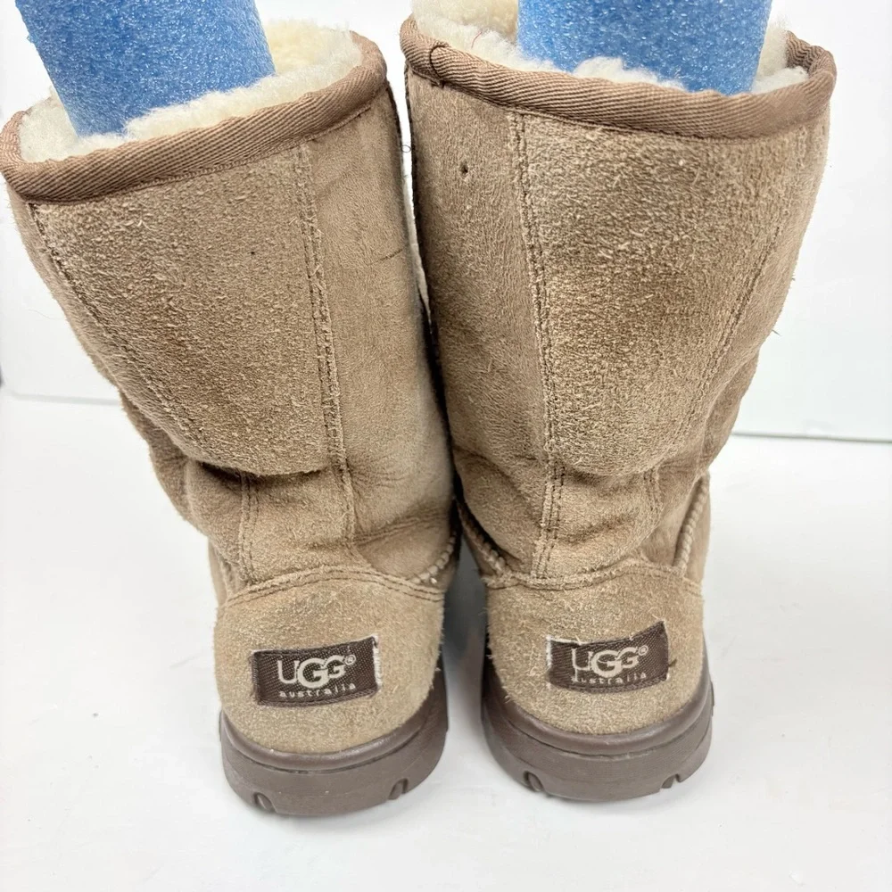 Ugg Tan Brown Short Sheepskin Winter Snow Boots Rubber Bottom Women’s size 8
